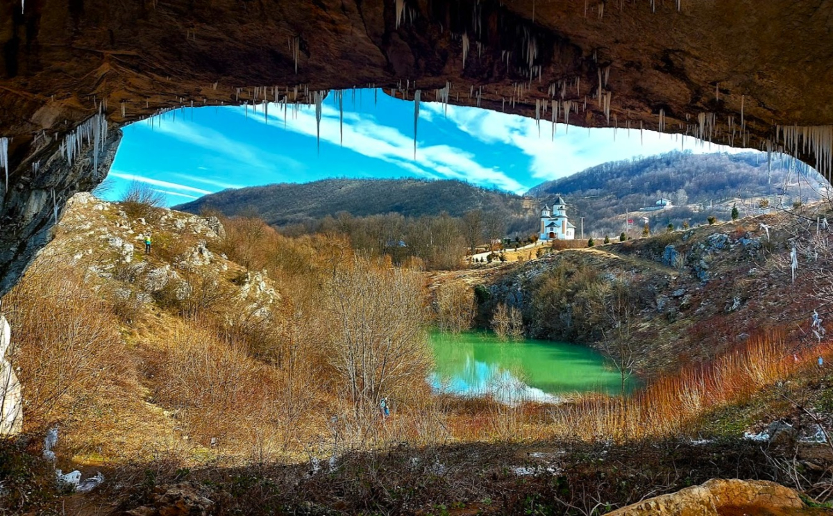 The dark silence of the underworld – explore Topolnita cave!
